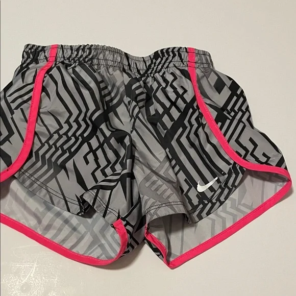 Nike Toddler Girl 3-4 Yrs 4T Hot Pink Tee & Gray Geometric Shorts Matching Set - Picture 5 of 8